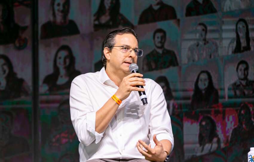 Alexandre Carreteiro, CEO da PepsiCo do Brasil, fala ao microfone, vestindo camisa branca