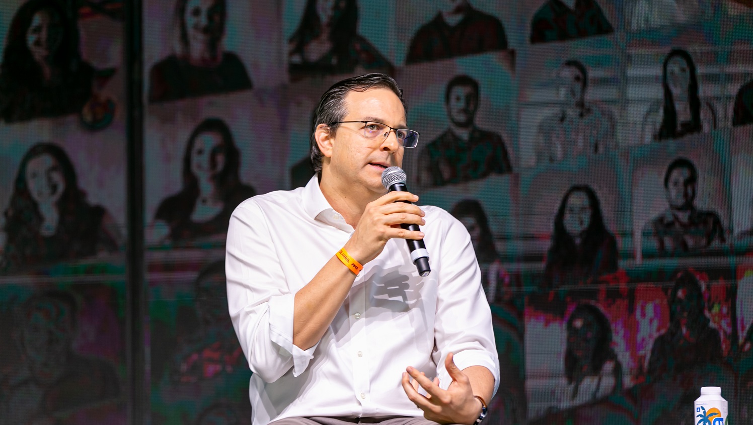 Alexandre Carreteiro, CEO da PepsiCo do Brasil, fala ao microfone, vestindo camisa branca