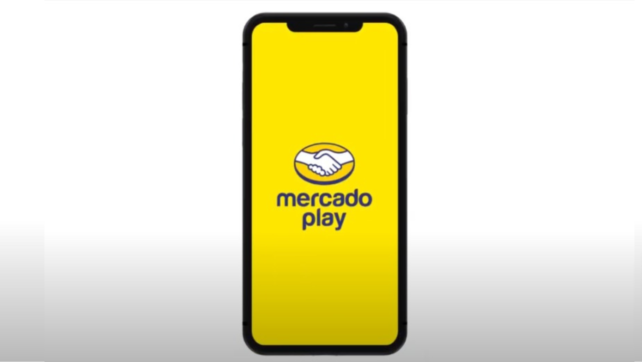 Smartphone com logo do Mercado Play