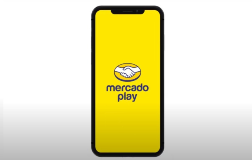 Smartphone com logo do Mercado Play