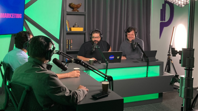 Quatro homens em um estúdio de gravação de podcast